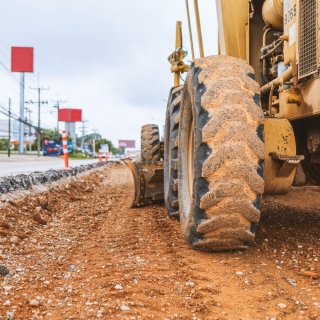 Locação de equipamentos de terraplenagem e pavimentação Boituva Recapeamento asfáltico em vias Araçoiaba da Serra Piso intertravado em estacionamentos Boituva